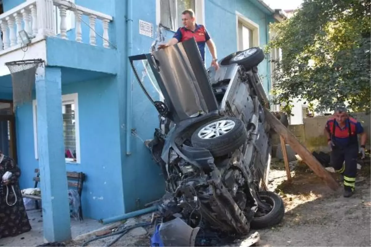 Kontrolden çıkan otomobil evin bahçesine uçtu: 1 ölü, 3 yaralı