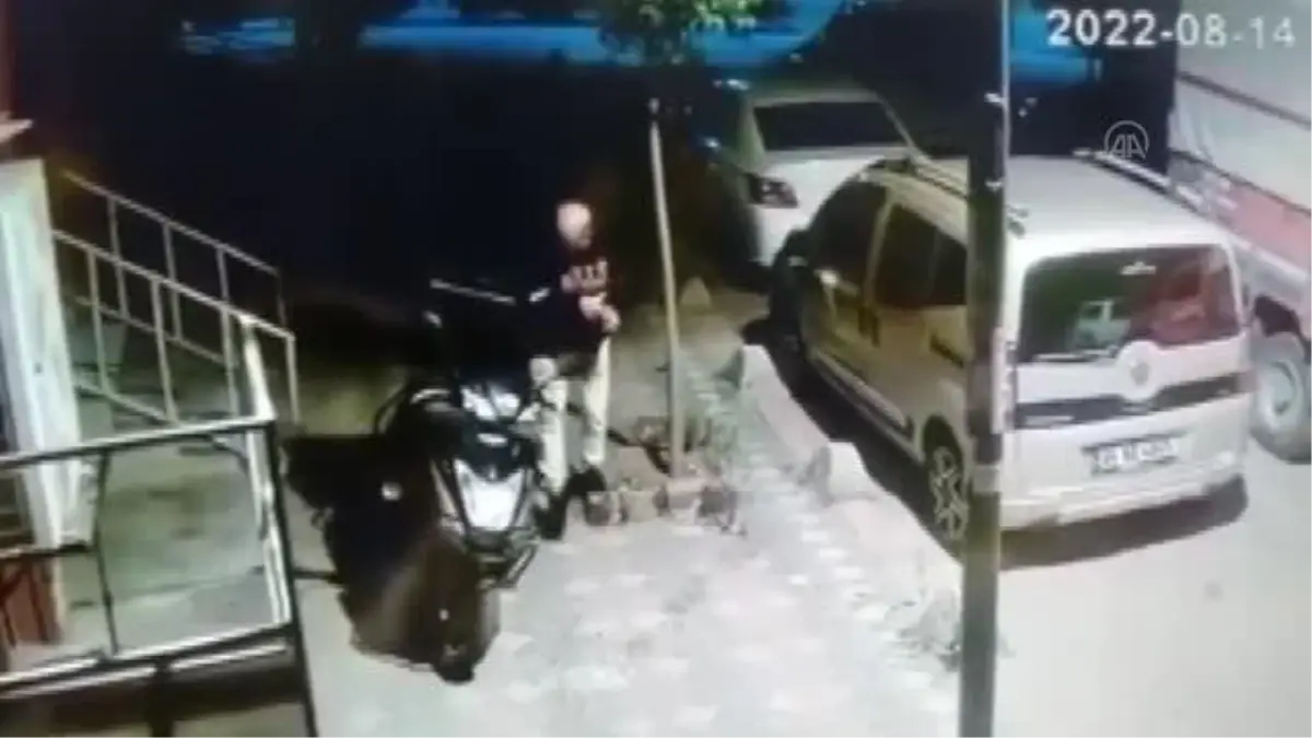 Kurye, motosikletini çalmaya çalışan kişiyi 'uçan tekme'yle durdurdu