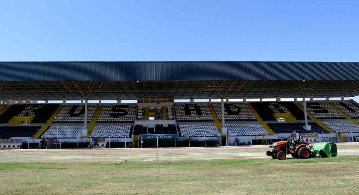 Kuşadası\'nda Özer Türk Stadı\'nın Zemini Yenileniyor