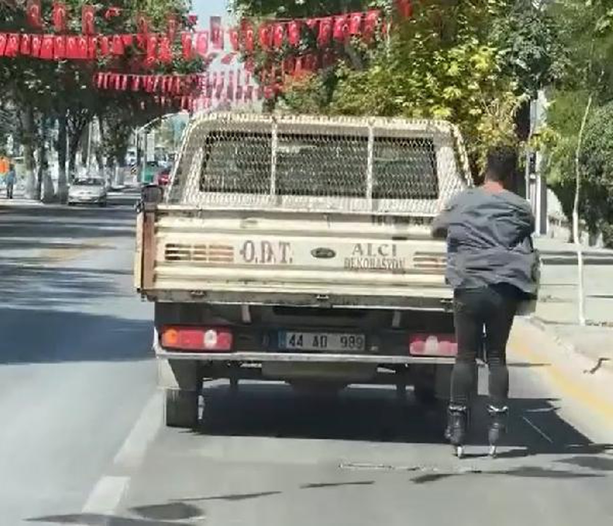 Malatya\'da patenle tehlikeli yolculuk kamerada