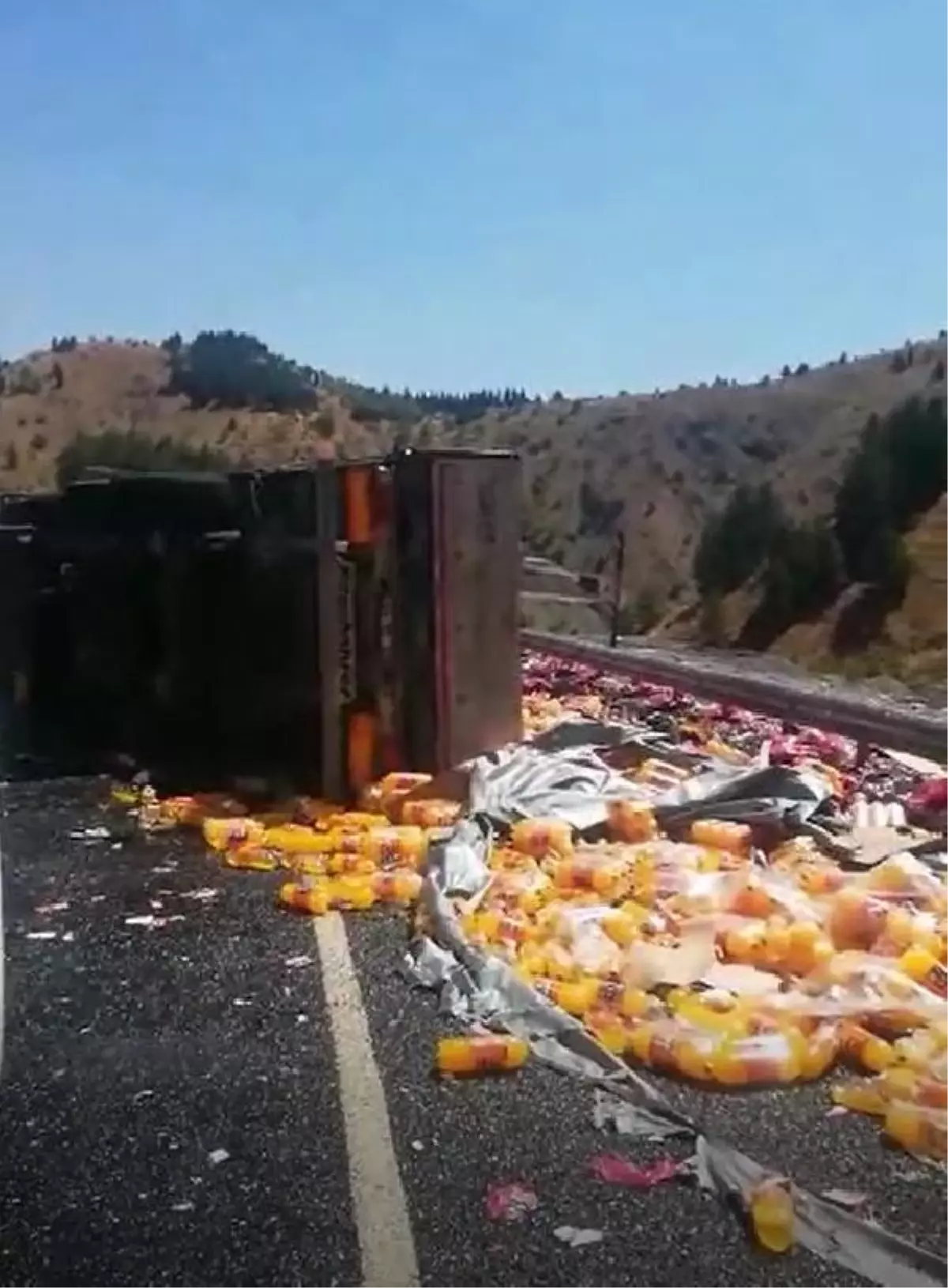 Meşrubat yüklü TIR devrildi, yolda uzun araç kuyruğu oluştu