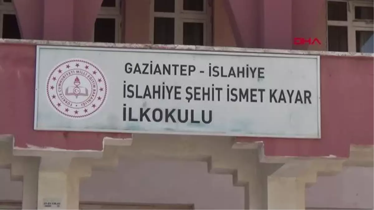 ÖĞRETMENLER, OKULLARINI BOYAYARAK YENİ YILA HAZIRLIYOR