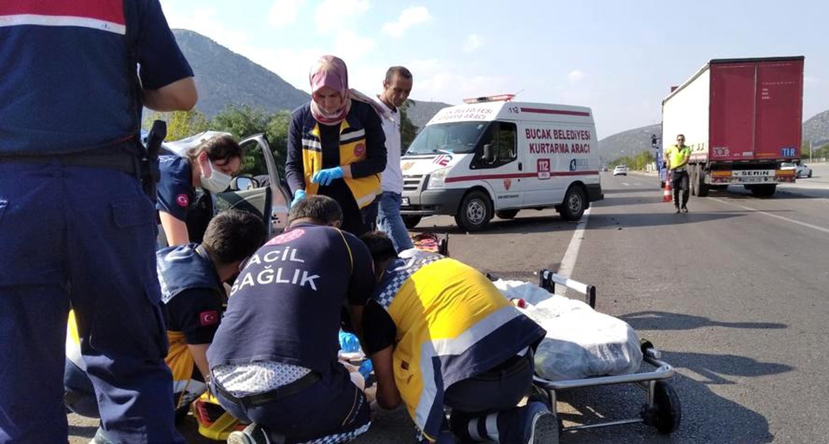 Otomobil ile hafif ticari araç çarpıştı: 1\'i ağır 4 yaralı