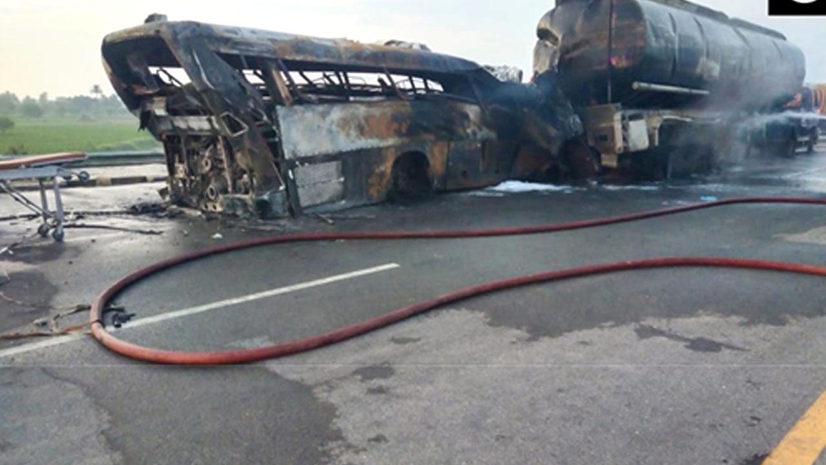 Pakistan\'da Otobüs ile Petrol Tankerinin Çarpışması Sonucu En Az 20 Kişi Yanarak Can Verdi