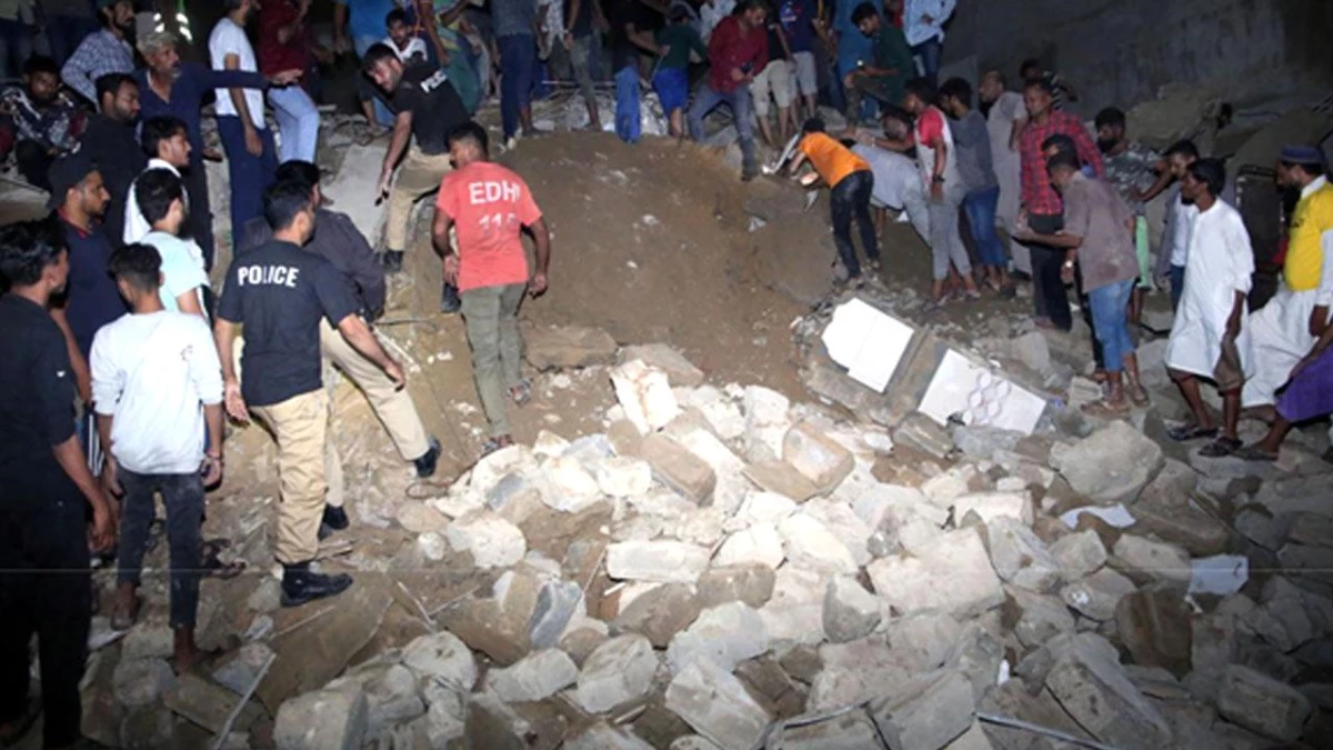 Pakistan\'ın Karaçi Kentinde Çöken Binada En Az Bir Kişi Hayatını Kaybetti