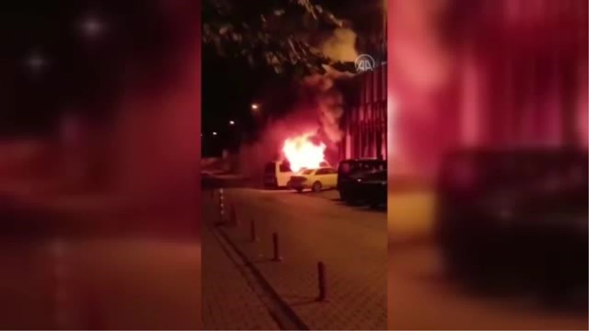 Karabük\'te park halindeki minibüs yandı