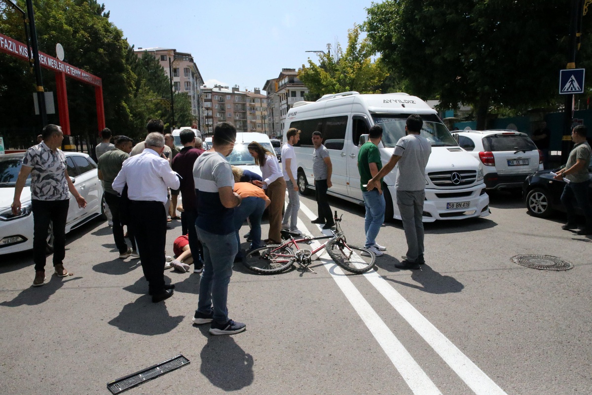 Sivas\'ta hafif ticari aracın çarptığı bisikletli çocuk yaralandı