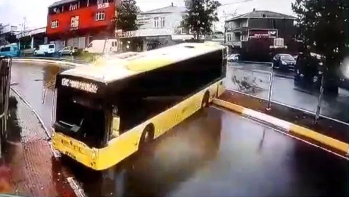 Sultanbeyli\'de yolcu dolu İETT otobüsü kayarak kaldırıma çıktı