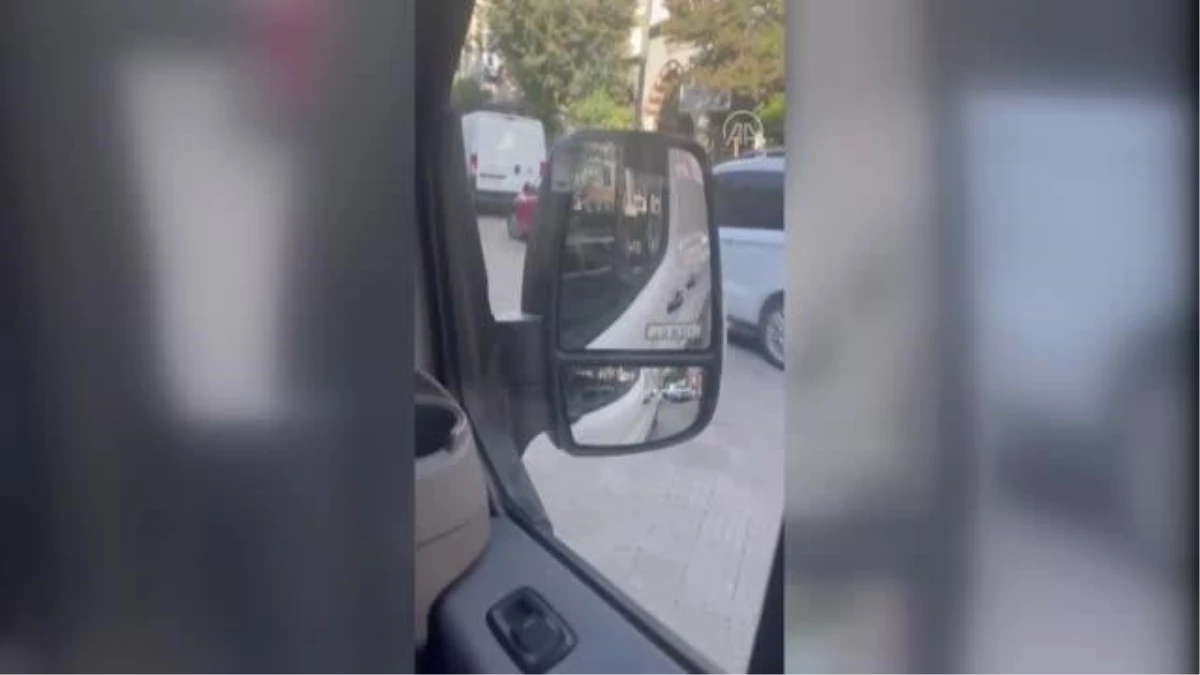 İstanbul\'da sürücünün tartıştığı kişinin aracını yumruklaması görüntülendi