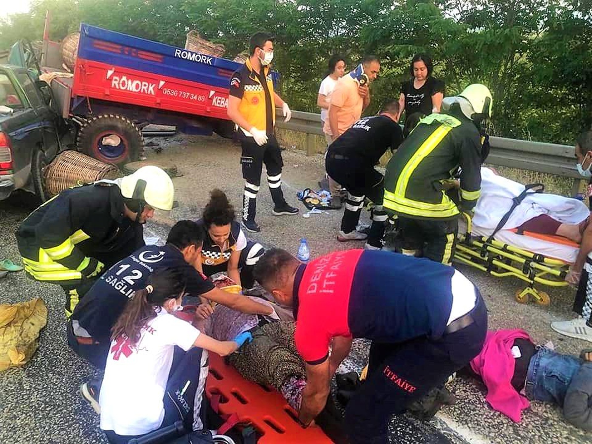 Tarım işçilerini taşıyan traktör otomobille çarpıştı: 11 yaralı