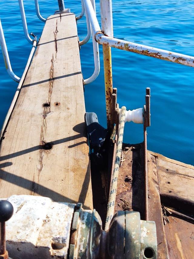 Teknenin ipini çözmek için denize giren gencin ayağı koptu