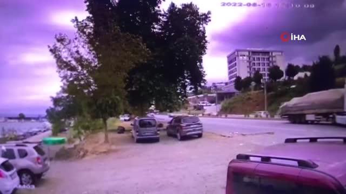 Tıra arkadan çarpan otomobilin tavanı ezildi: 3\'ü çocuk, 6 yaralı