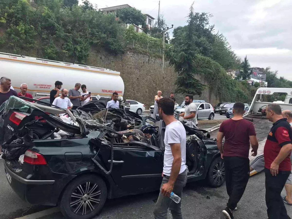 Tıra arkadan çarpan otomobil hurdaya döndü! 3\'ü çocuk, 6 kişi yaralandı