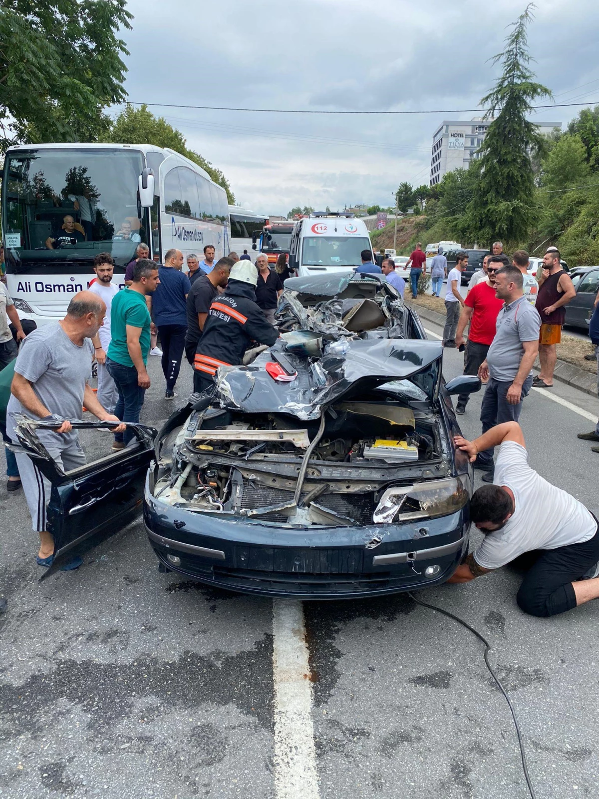 Trabzon\'da otomobil ile tırın çarpıştığı kazada 6 kişi yaralandı