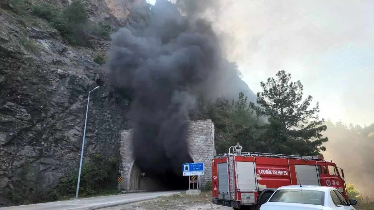 Tünelde kaldırıma çarpıp devrilen mikser alev alev yandı