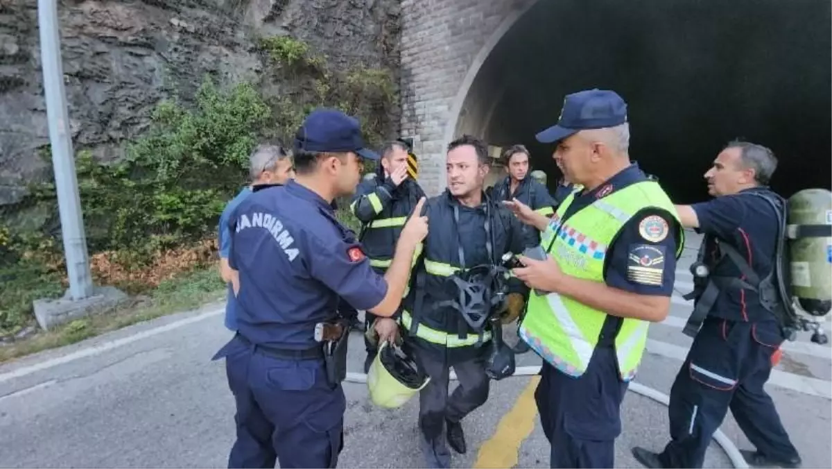 Tünelde kaldırıma çarpıp devrilen mikser alev alev yandı