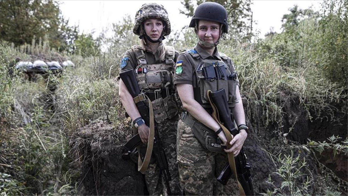 Ukraynalı kadın askerler aylardır omuz omuza ön cephede savaşıyor