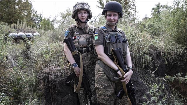 Ukrayna'da kadın askerler de ön cephede savaşıyor! Aylardır omuz omuza mücadele ediyorlar