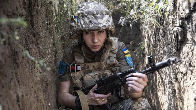 Ukrayna'da kadın askerler de ön cephede savaşıyor! Aylardır omuz omuza mücadele ediyorlar