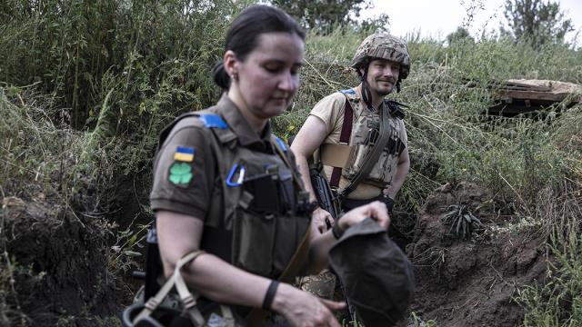 Ukrayna'da kadın askerler de ön cephede savaşıyor! Aylardır omuz omuza mücadele ediyorlar