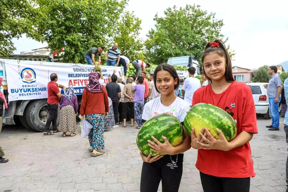 Üreticinin elinde kalan karpuzlar belediye tarafından halka dağıtıldı