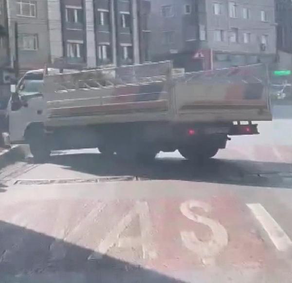 ZEYTİNBURNU\'NDA YOL TARTIŞMASI: ŞOFÖR KAZA YAPTI, CAMLARI YUMRUKLADI