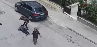 Ankara'da bir şahıs, annesine tacizde bulunduğunu iddia ettiği adamı dakikalarca tekmeledi