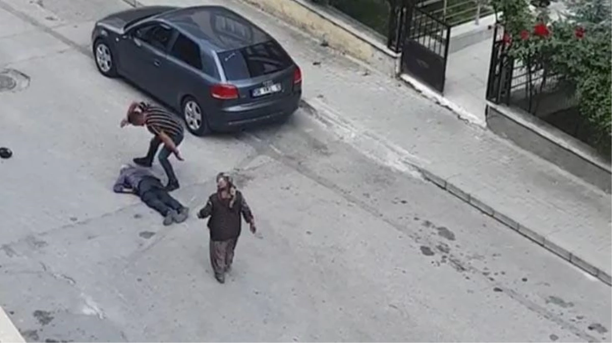 Ankara\'da bir şahıs, annesine tacizde bulunduğunu iddia ettiği adamı dakikalarca tekmeledi