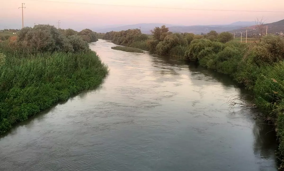 Atıyla birlikte nehre giren genç kayboldu