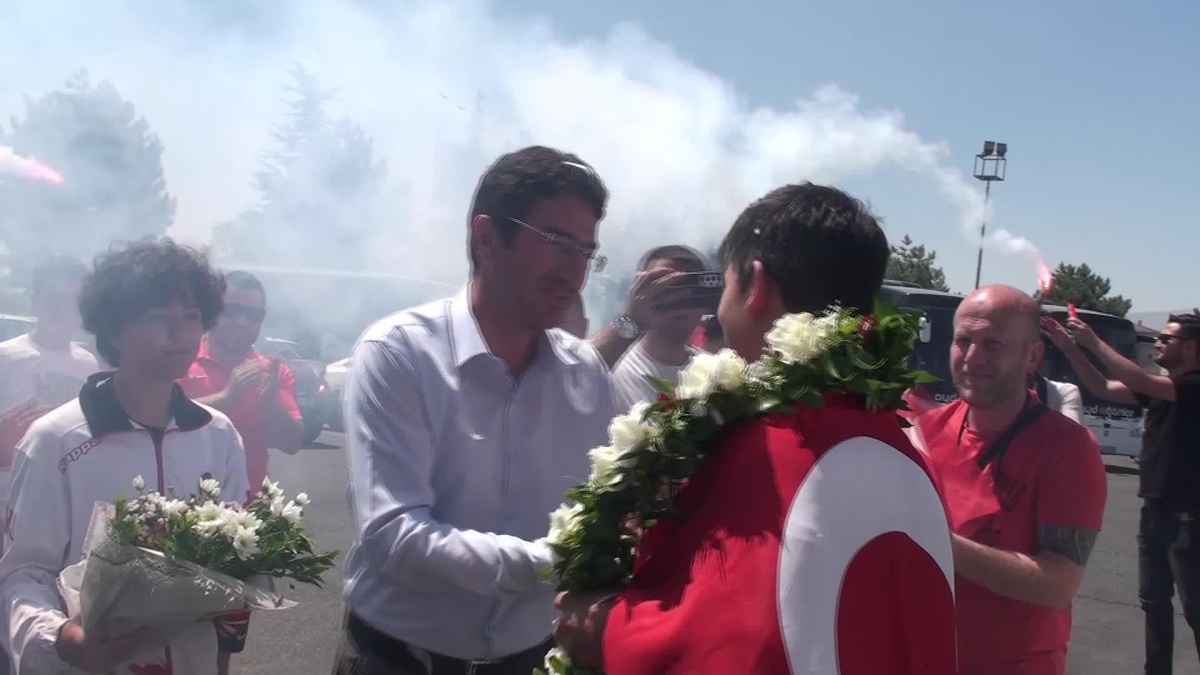 Avrupa Şampiyonu Yasin Büyükhüseyinler Niğde\'de Coşkuyla Karşılandı