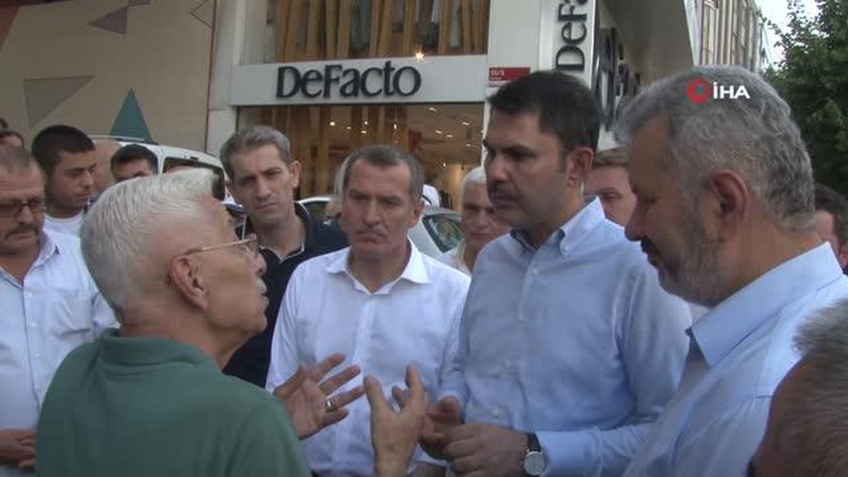 Bakan Kurum, Zeytinburnu\'nda esnafı ziyareti etti, vatandaşlara aşure dağıttı