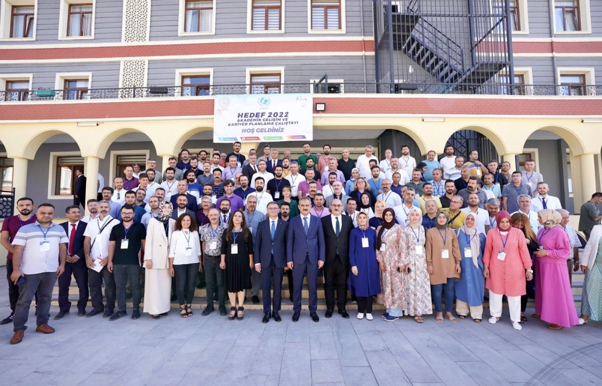 Bakan Özer, "Akademik Gelişim ve Kariyer Planlama Toplantısı"na katılan öğretmenleri ziyaret etti