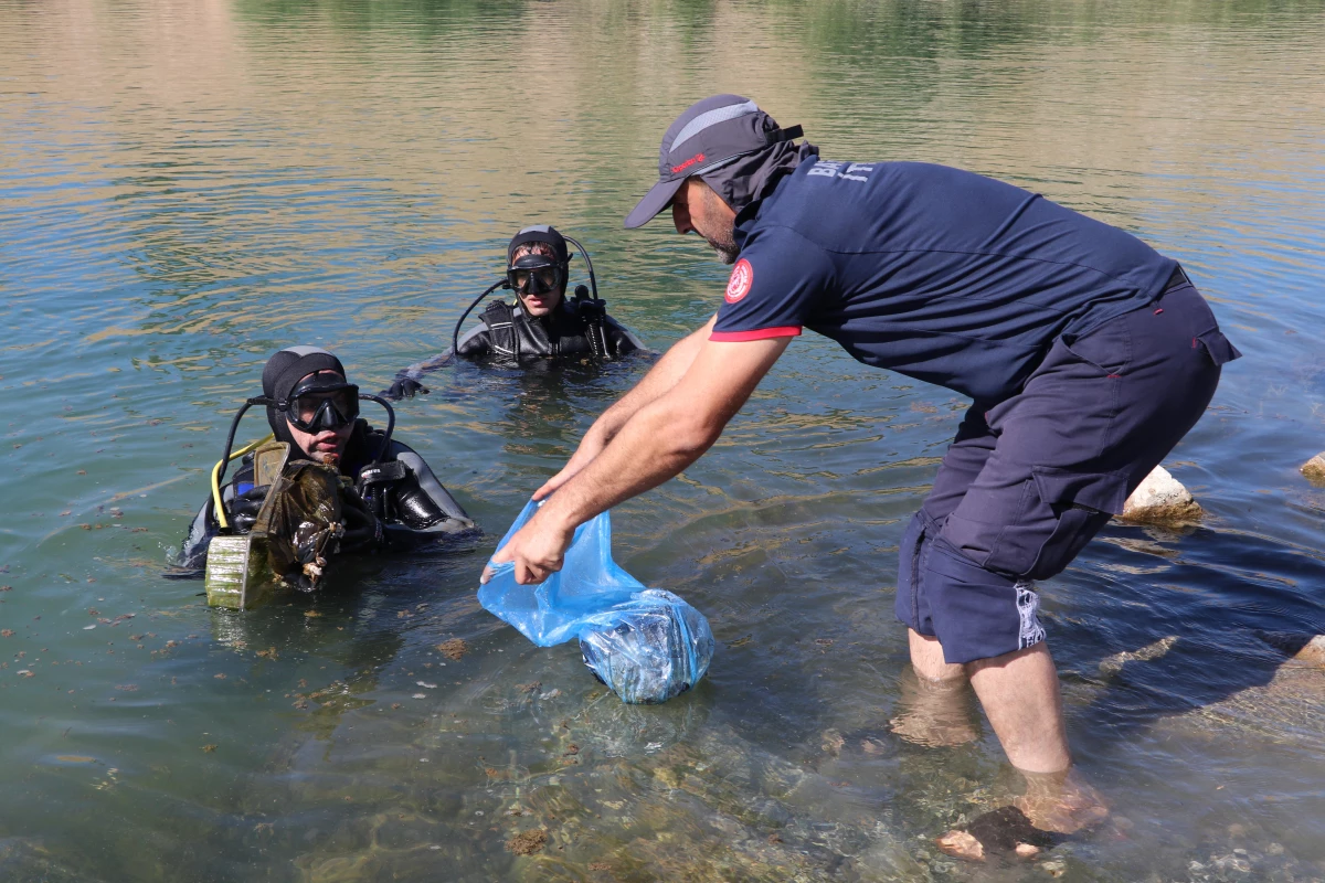 Batman\'da itfaiyenin dalgıç ekipleri eğitim dalışında su altından çöp topladı