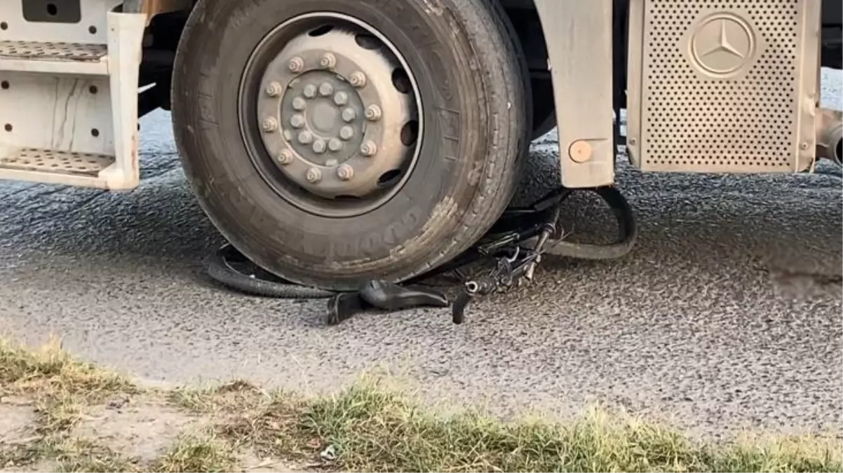 Bisikletiyle gezen çocuğun TIR\'ın altında kaldığı anlar kameraya yansıdı