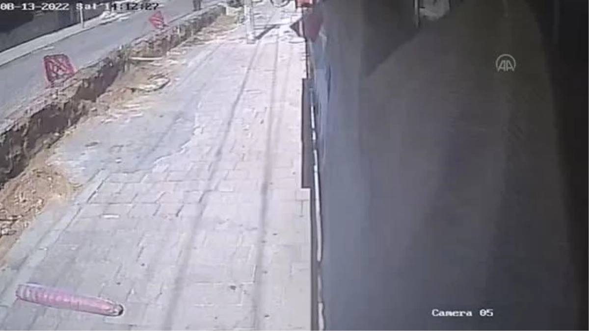 Bodrum\'da motosikletli kuryenin yolda açılan kanala düşmesi kameraya yansıdı