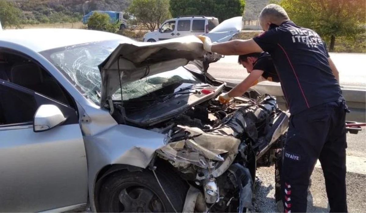 Burdur\'da hafif ticari araçla otomobilin çarpıştığı kazada 4 kişi yaralandı