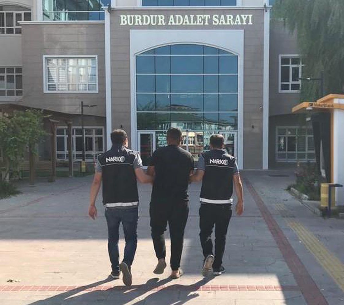 Burdur\'da serada Hint keneviri yetiştirdiği öne sürülen 2 kişiden biri tutuklandı