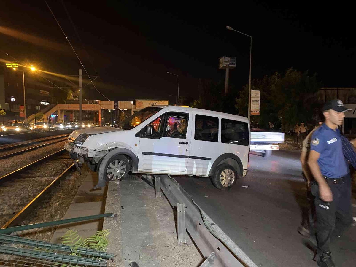 Bursa\'da ticari araç metro rayına uçtu : 1 yaralı