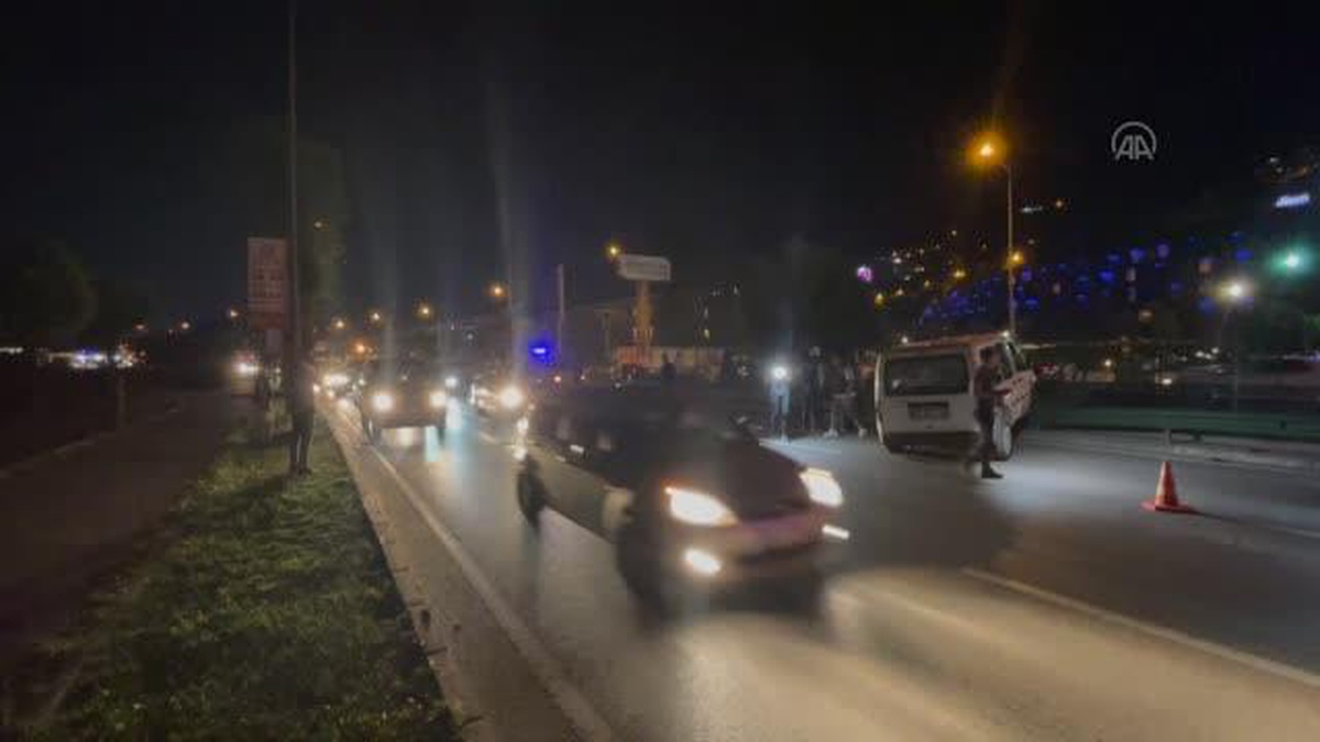 Bursaray\'ın bariyerlerine çarpan araçtaki iki kişi yaralandı