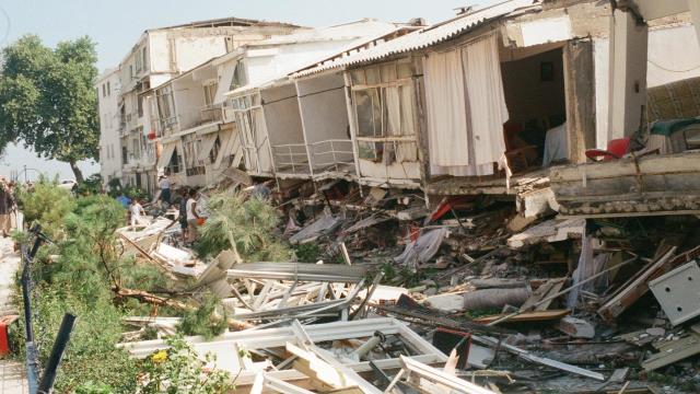 Bütün kalpler bir oldu! 17 Ağustos depreminde yaşamını yitirenler, saat 03.02'de anıldı
