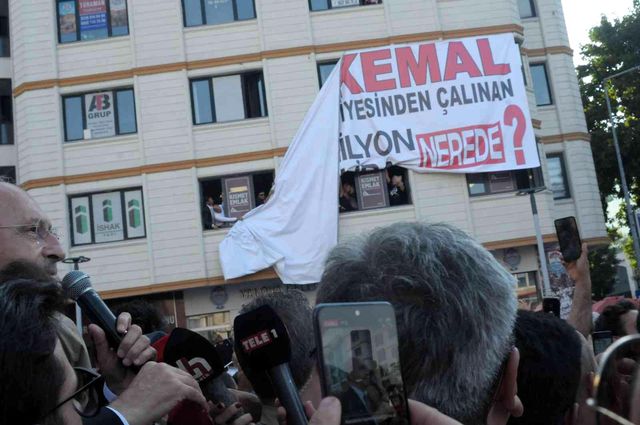 Yalova'ya giden Kılıçdaroğlu'na pankartlı protesto, öfkeli partililer apar topar indi Yalova'ya giden Kılıçdaroğlu'na pankartlı protesto, öfkeli partililer apar topar indi