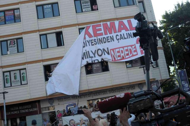 Yalova'ya giden Kılıçdaroğlu'na pankartlı protesto, öfkeli partililer apar topar indi Yalova'ya giden Kılıçdaroğlu'na pankartlı protesto, öfkeli partililer apar topar indi