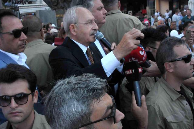 Yalova'ya giden Kılıçdaroğlu'na pankartlı protesto, öfkeli partililer apar topar indi Yalova'ya giden Kılıçdaroğlu'na pankartlı protesto, öfkeli partililer apar topar indi