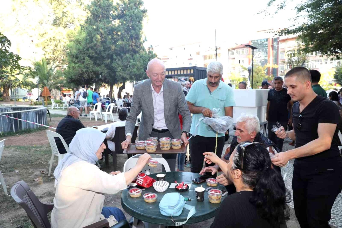 İzmit Belediyesi\'nden Cumhuriyet Parkı\'nda Aşure İkramı