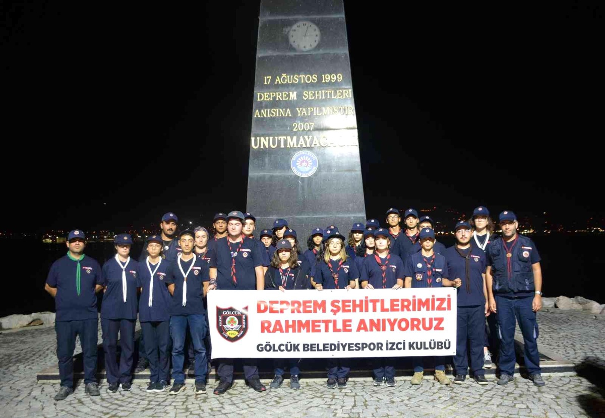 Depremde hayatını kaybedenler deprem saatinde dualarla anıldı