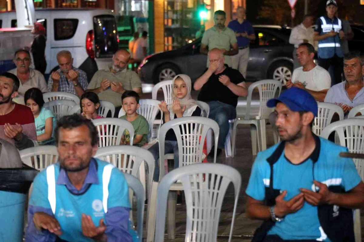 Depremin 23\'üncü yılında eller semaya açıldı, hayatını kaybedenler anıldı