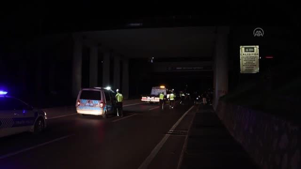 Bursa\'da devrilen motosikletten yola savrulan iki kişinin üzerinden araba geçti