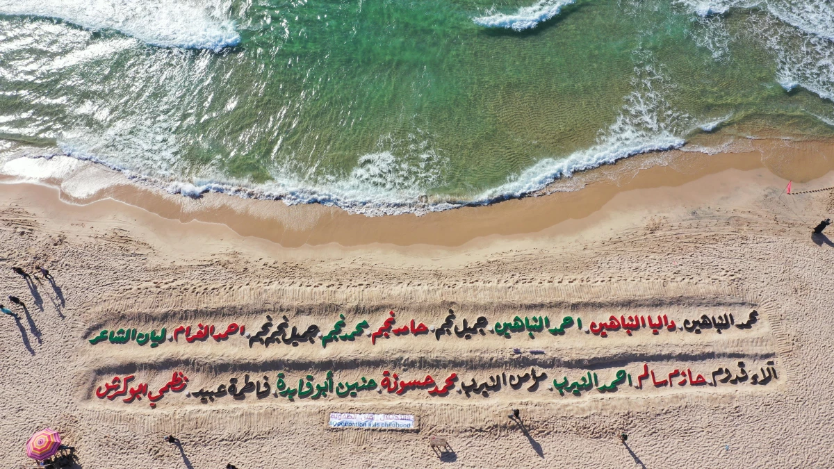 Gazze sahili, İsrail\'in son saldırıda öldürdüğü çocukların isimleri ve resimleriyle donatıldı