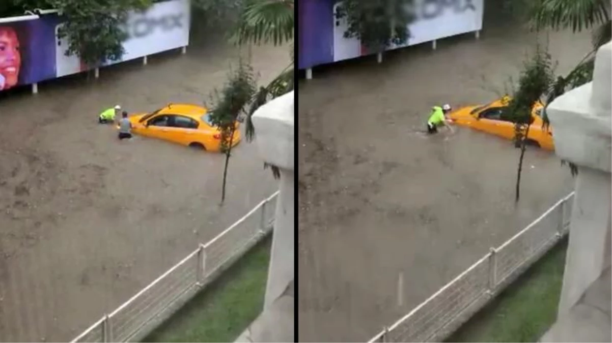 İstanbul\'da polisin suya girip taksici ve yaşlı kadını kurtardığı anlar kameraya yansıdı