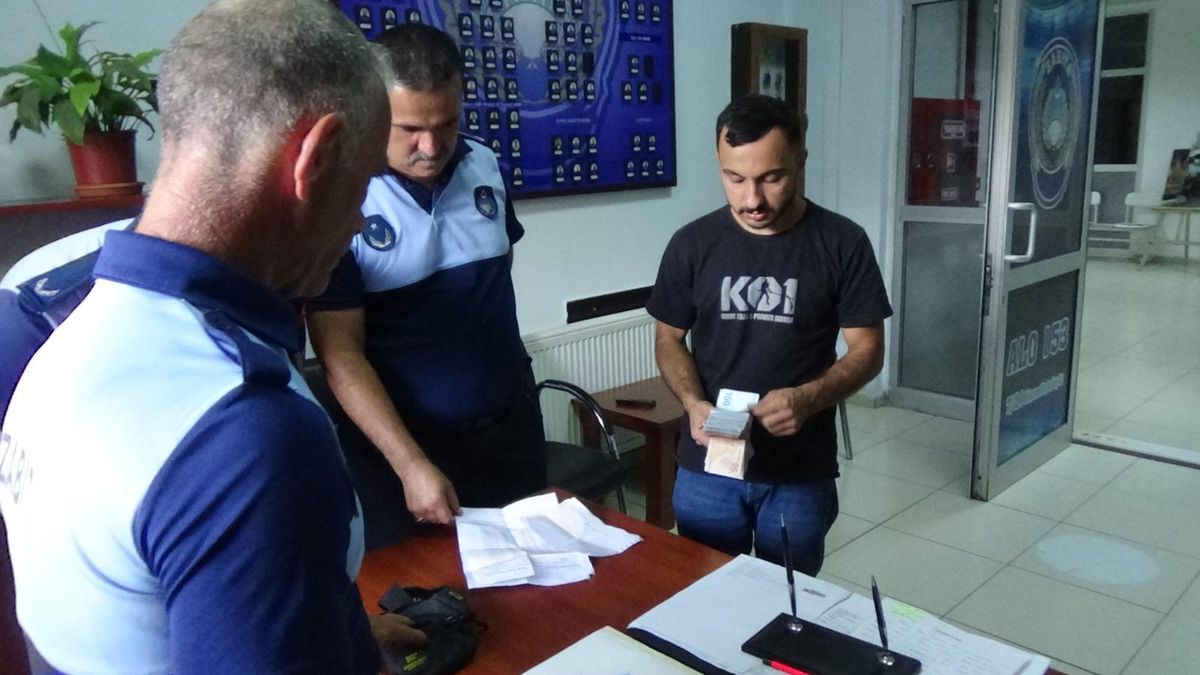 İki çocuğun okul bahçesinde bulduğu para dolu çanta sahibine ulaştırıldı